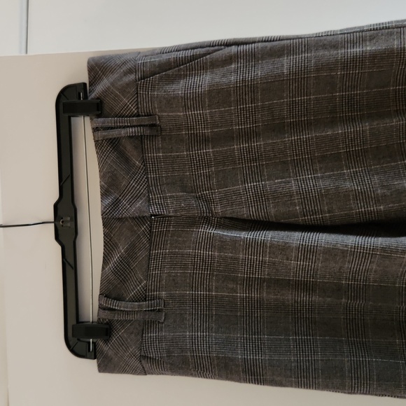 Strecht twill Capri pant fly front 2 side front slash pockets, clean back. - Picture 2 of 4